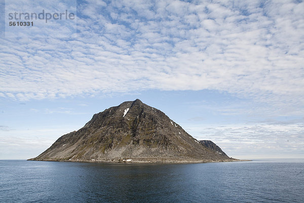 Blick auf eine Insel  dort befindet sich eine Brutkolonie von Krabbentauchern (Alle alle)  Insel Fugelsongen Oya  Svalbard  Inselgruppe Spitzbergen  Norwegen  Europa