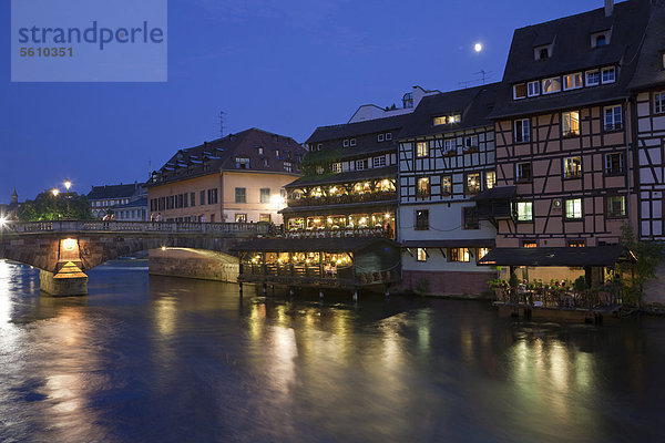 Blick auf die Altstadt mit Fachwerkhäusern  Brücke und Kanal bei Nacht  Straßburg  Elsass  Frankreich  Europa
