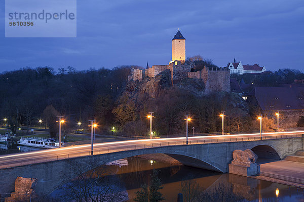 Blick auf Brücke und Burg Giebichenstein  beleuchtet bei Nacht  Saale  Halle  Sachsen-Anhalt  Deutschland  Europa