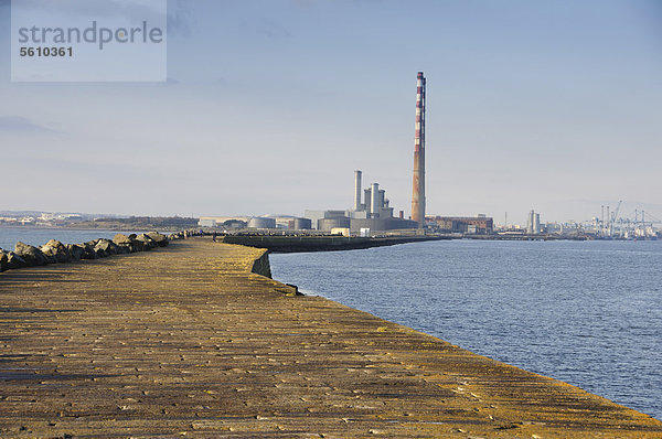 Blick auf Strandmauer  die die Hafeneinfahrt schützt und das Vordringen von Sand von der South Bull Sandbank bei Sandymount verhindert  Great South Wall  Dublin Port  Dublin Bay  Irland  Europa