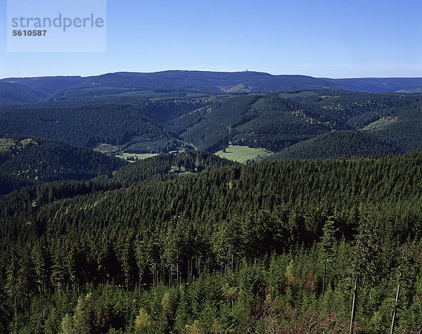 Blick über den Thüringer Wald vom Aussichtsturm auf dem Berg Kickelhahn zum Berg Schneekopf  bei Ilmenau  Thüringen  Deutschland  Europa