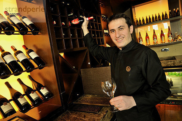 Kellner zieht Weinflasche aus einem Fach im Weinlager des Restaurants Chinar  Baku  Aserbaidschan  Kaukasus  Vorderasien