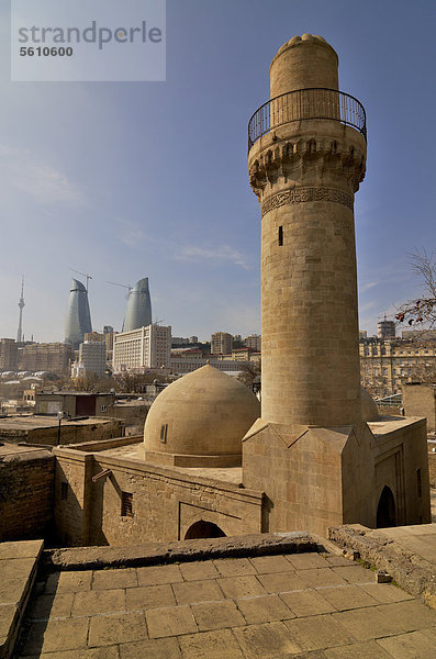 Blick vom Palast der Schirwanschahs aus dem 14. Jahrhundert mit seiner kleinen Moschee auf die Hochhaustürme Drei Flammen  das neue Wahrzeichen der Stadt  Baku  Aserbaidschan  Kaukasus  Vorderasien