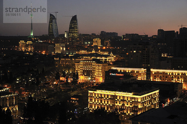 Altstadt von Baku  Abenddämmerung  Unesco Weltkulturerbe  hinten die Hochhaustürme Drei Flammen  das neue Wahrzeichen der Stadt  und der Fernsehturm  Baku  Aserbaidschan  Kaukasus  Vorderasien