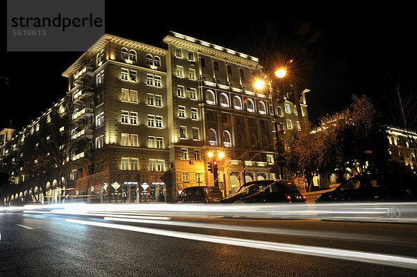 Straßenszene vor einem beleuchteten Gebäude  Altstadt von Baku  Unesco Weltkulturerbe  Aserbaidschan  Kaukasus  Vorderasien