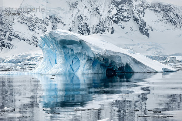 Eisgebilde  Bahia Paraiso  Paradiesbucht  Antarktische Halbinsel  Antarktis