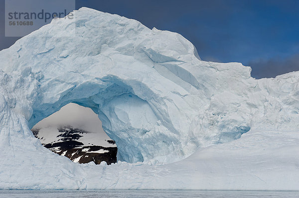 Natürlicher Bogen in einem Eisberg  Antarctic-Sund  Antarktische Halbinsel  Antarktis