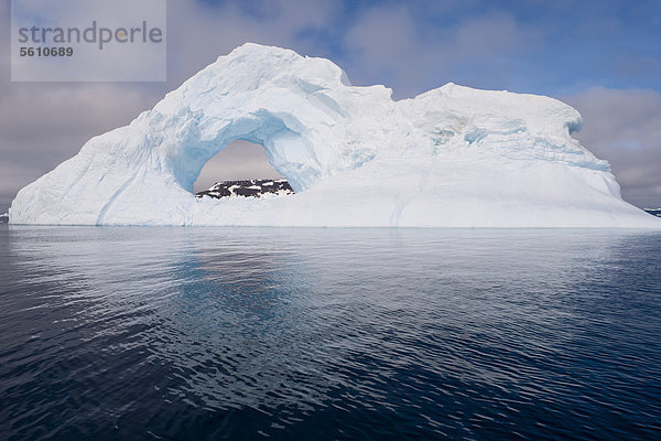 Natürlicher Bogen in einem Eisberg  Antarctic-Sund  Antarktische Halbinsel  Antarktis