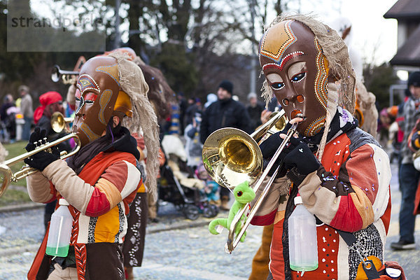 Guggenmusik als Aborigines Ureinwohner von Australien beim 35. Motteri-Umzug in Malters  Luzern  Schweiz  Europa