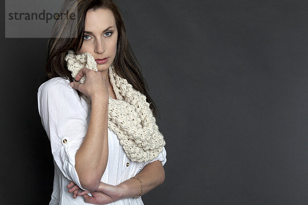 Nachdenkliche junge Frau mit Schal  Portrait