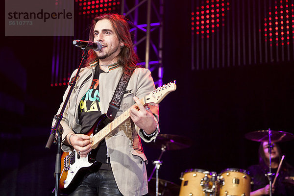 Stefan Wilhelm von der österreichischen Schlager- und Volksmusikgruppe Schürzenjäger  live bei der Schlager Nacht 2012 in Luzern  Schweiz  Europa