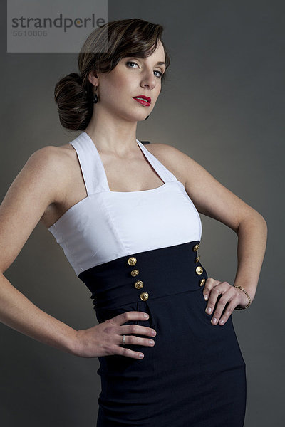 Junge Frau im Pin-Up-Look