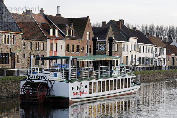 Historischer Schaufelraddampfer Lamme Goedzak am Kanal von Brügge nach Damme  Westflandern  Belgien  Europa