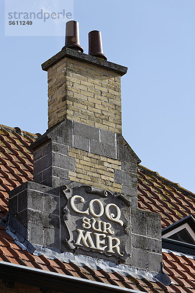 Schornstein mit Schriftzug Coq sur Mer  Straßenbahnstation im Jugendstil  De Haan  Westflandern  Belgien  Europa