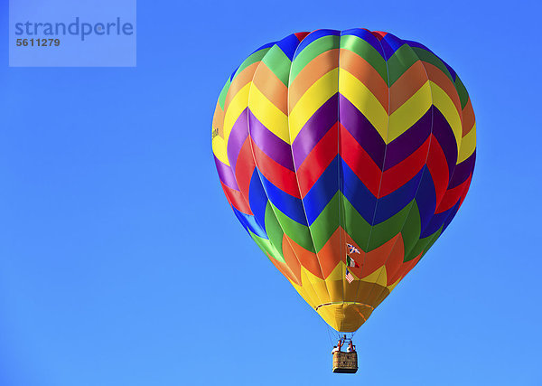 Heißluftballon in der Luft vor blauem Himmel  Ferrara Ballonfestival  Italien  Europa