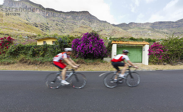 Rennradfahrer in den Bergen um Barranco de Guayadeque  Gran Canaria  Kanarische Inseln  Spanien  Europa