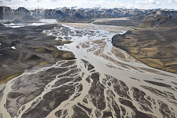 Luftaufnahme der Verzweigungen des Flusses Tungna nahe Landmannalaugar im Inneren des Hochlandes von Island  Europa