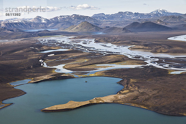 Luftaufnahme der farbigen Berge und Gewässer zwischen den Wasserläufen des Flusses Tungna und dem Langisjör See zwischen Landmannalaugar und Lakagigar  Laki Krater  im Inneren des Hochlandes von Island  Europa