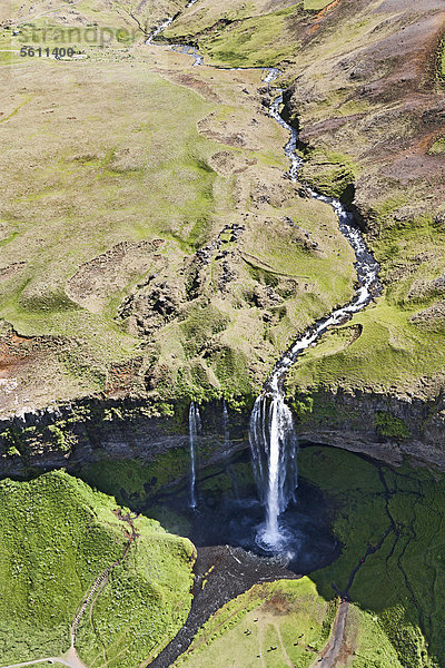 Luftaufnahme  Wasserfall Seljalandsfoss am Rande des Hochlandes von Island  Europa