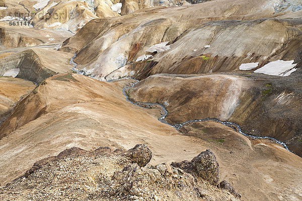 Kleiner Fluss fließt durch die bunten Hügel und farbigen Rhyolith-Berge des Gletschers und Geothermalgebietes Kerlingarfjöll im Inneren des Hochlandes von Island  Europa