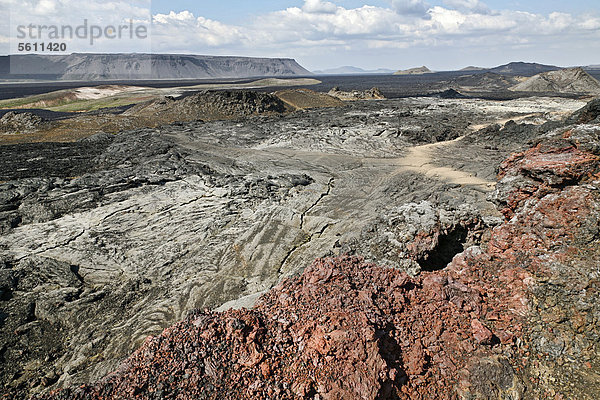 Erloschene Krater  Lavafelder und farbige Lava im Geothermalgebiet der Leirhnjukur-Spalte am Vulkan Krafla im Norden von Island  Europa