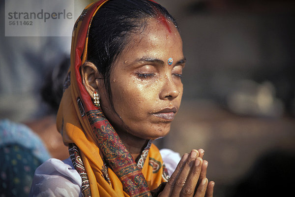 Frau mit geschlossenen Augen in Gebet vertieft  heiliges Bad  Ghats  Ganges  Kashi oder Varanasi oder Benares  Uttar Pradesh  Indien  Asien
