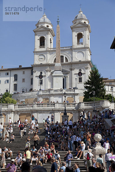 Touristenscharen sitzen auf der Spanischen Treffe vor der Kirche Santissima Trinit‡ dei Monti  Rom  Latium  Italien  Europa