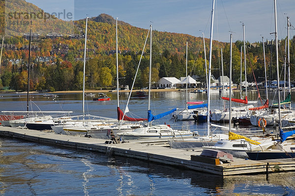 Yachthafen am Mont-Tremblant See im Herbst  Laurentians  Quebec  Kanada