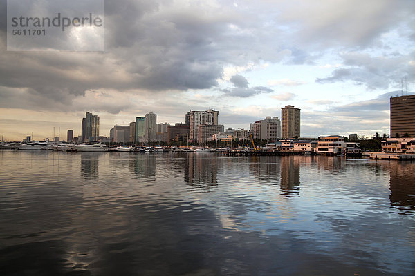 Skyline Skylines Manila Hauptstadt Yacht Philippinen Asien Bucht Verein