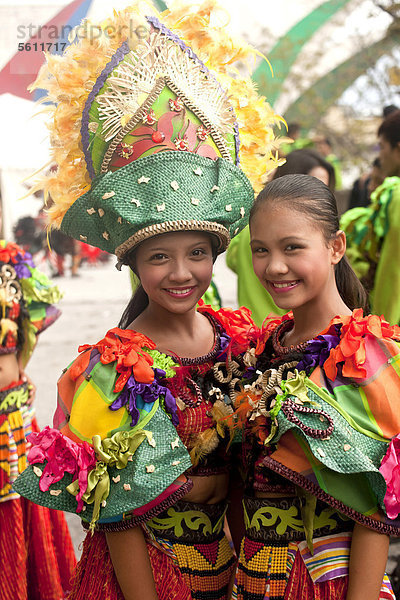 Tänzerinnen beim Pasinaya 2012 Folklore Festival im Cultural Center of the Philippines  Manila  Philippinen  Asien