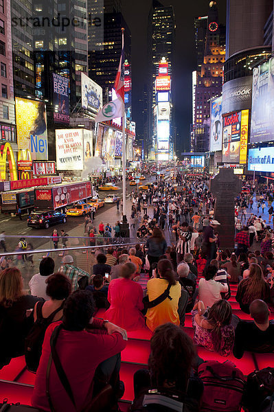 Viele Menschen sitzen und schauen  Rote Treppe  TKTS  Broadway  Fußgängerzone Times Square  Midtown  Manhattan  New York City  USA  Nordamerika  Amerika
