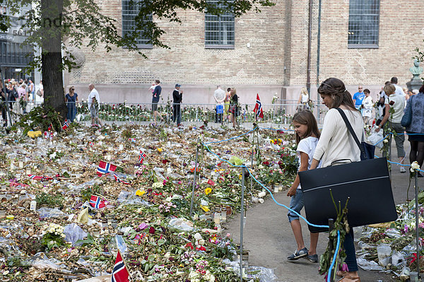 Blumen und Fähnchen  Gedenken der Opfer der Anschläge in Norwegen am 22. Juli 2011 am Osloer Dom  Oslo Domkirke  Oslo  Norwegen  Skandinavien  Nordeuropa  Europa