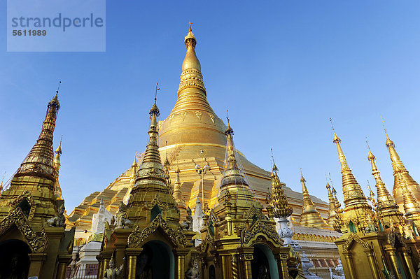 Wichtigstes buddhistisches Heiligtum und Pilgerstätte Shwedagon Pagode in Yangon  Myanmar  Birma  Südostasien  Asien