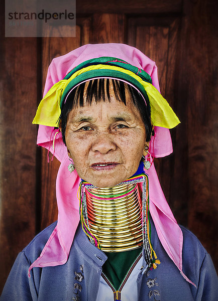 Portrait  alte Long Neck Frau in Tracht am Inle-See in Myanmar  Birma  Südostasien  Asien