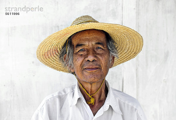 Portrait  alter Mann mit Strohhut am Inle-See in Myanmar  Birma  Südostasien  Asien