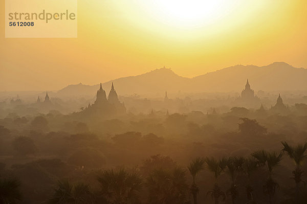 Sonnenaufgang über den Pagoden und Tempeln von Bagan  Myanmar  Birma  Südostasien  Asien