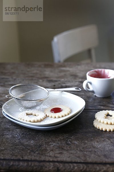 Weihnachtsgebäck Teller Puderzuckersieb