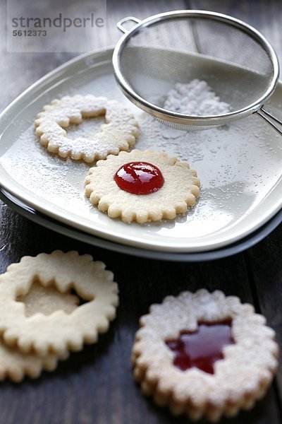 Weihnachtsplätzchen mit Tellern und Sieb