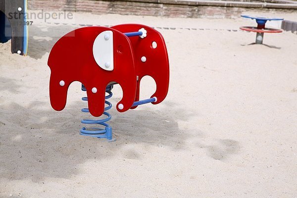 Spielplatz mit Schaukel-Elefant