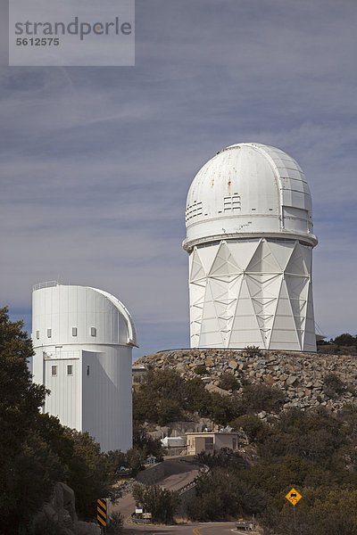 Das 4 Meter große Mayall-Teleskop  rechts  und der 2  3 Meter große Bok Reflector  Kitt-Peak-Nationalobservatorium  Sells  Arizona  USA