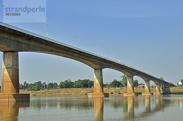 Thai-Lao-Freundschaftsbrücke  1774 Meter lange Brücke über den Mekong  die Thailand mit Laos verbindet  Nong Khai  Thailand  Asien  ÖffentlicherGrund