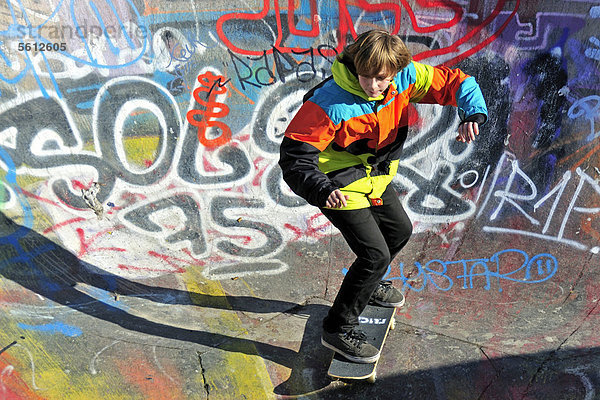 Zwölfjähriger Skater in einer Skateboardbahn  Bowl  Brüssel  Belgien  Europa  ÖffentlicherGrund