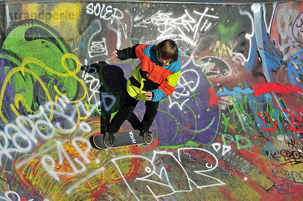 Zwölfjähriger Skater in einer Skateboardbahn  Bowl  Brüssel  Belgien  Europa  ÖffentlicherGrund