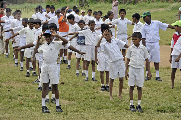 Jungen in weißer Schuluniform  Galle  Sri Lanka  Ceylon  Asien  ÖffentlicherGrund