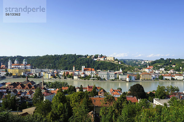Passau  Blick über den Inn mit Dom St. Stephan  Kirche St. Michael und Veste Oberhaus  Niederbayern  Bayern  Deutschland  Europa  ÖffentlicherGrund