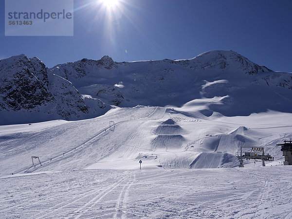 Skigebiet am Kaunertaler Gletscher mit Schanzen für Snowboardfahrer  Kaunertal  Feichten  Tiroler Oberland  Tirol  Österreich  Europa