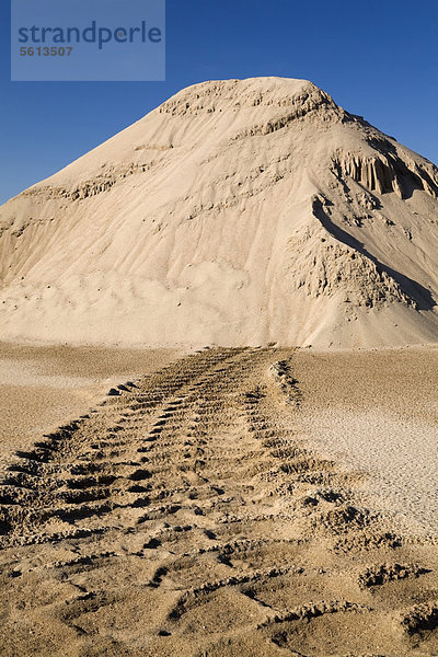 Reifenspuren eines schweren Fahrzeugs führen zu einem Sandhügel in einer kommerziellen Sandgrube  Quebec  Kanada