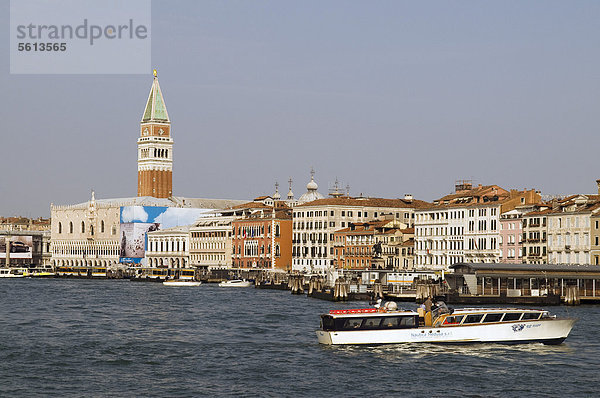 Wassertaxis und Fährschiffe im Hafen von Venedig  hinten Campanile San Marco und Dogenpalast  Venedig  Venetien  Italien  Europa
