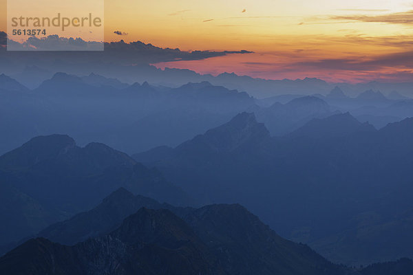 Berggipfel mit verschiedenen Schattierungen vom Säntisgipfel aus gesehen  nach Sonnenuntergang  Appenzell Ausserrhoden  Schweiz  Europa  ÖffentlicherGrund