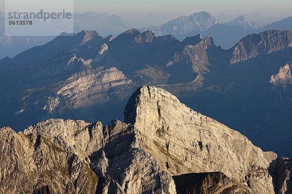Der Nädliger Gipfel im Alpstein mit Blickrichtung Alviergruppe und Pizol am Abend  Appenzell Ausserrhoden  Schweiz  Europa  ÖffentlicherGrund